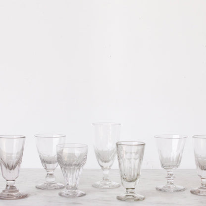 Paire éclectique de verres à absinthe anciens en verre taillé