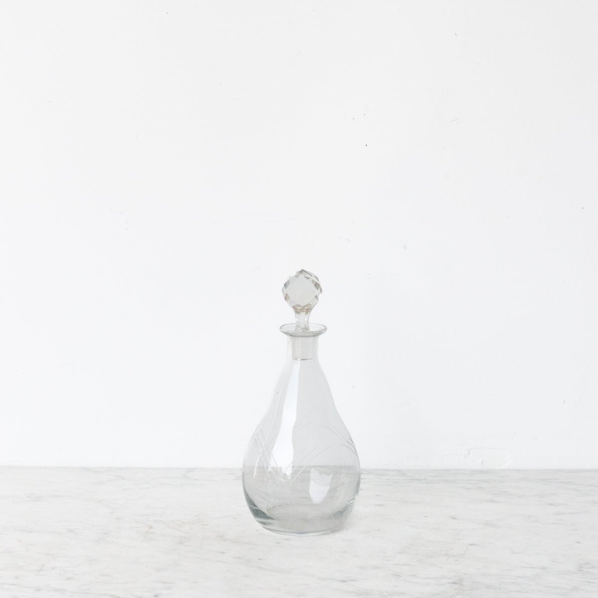 Carafe gravée du milieu du siècle