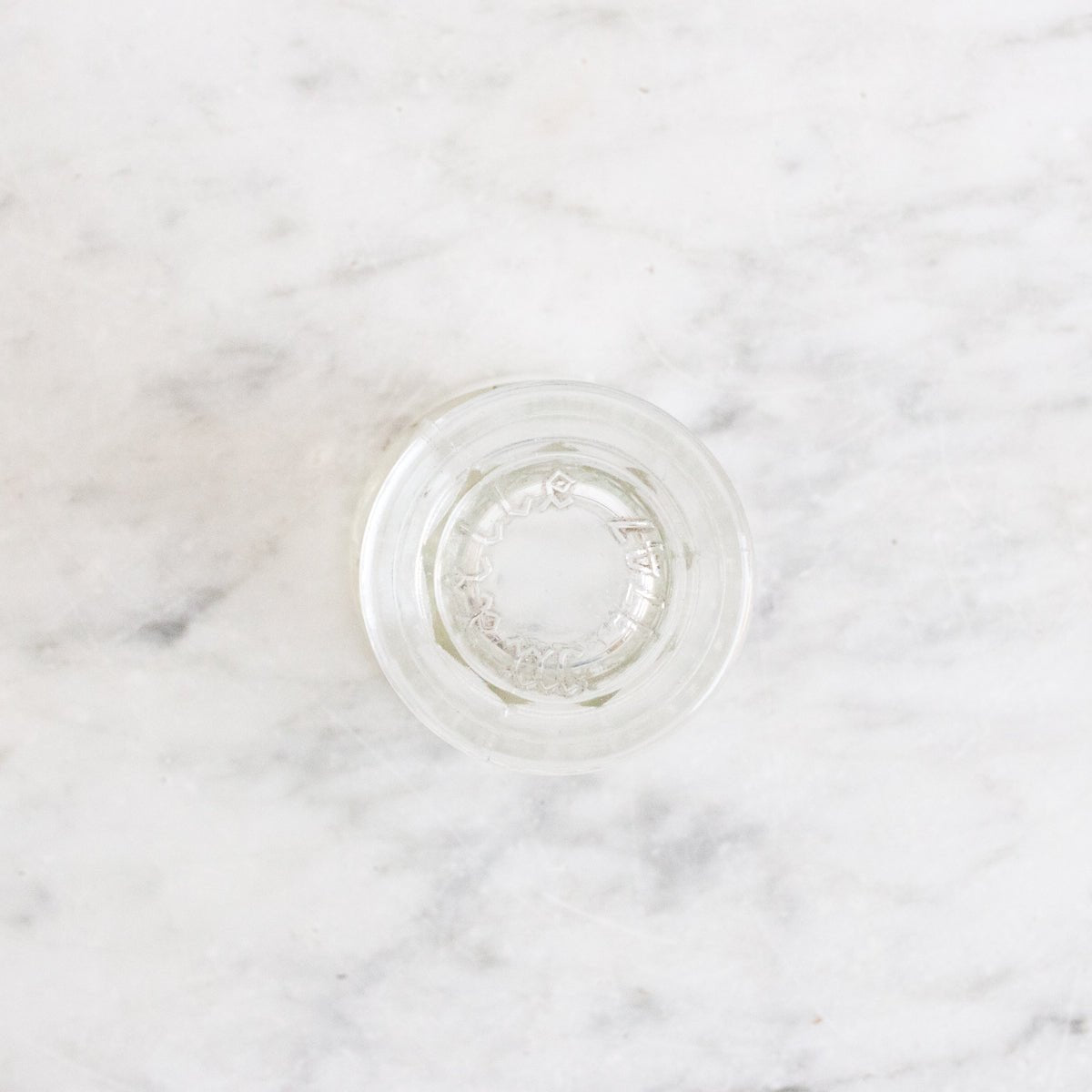 Verre pressé sur pied avec cuillère en os