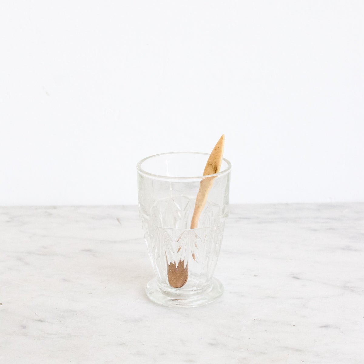 Verre pressé sur pied avec cuillère en os