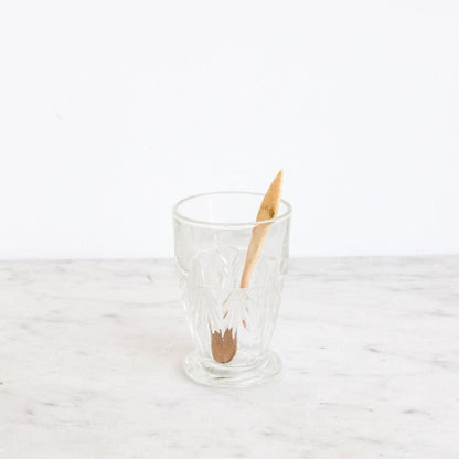 Verre pressé sur pied avec cuillère en os