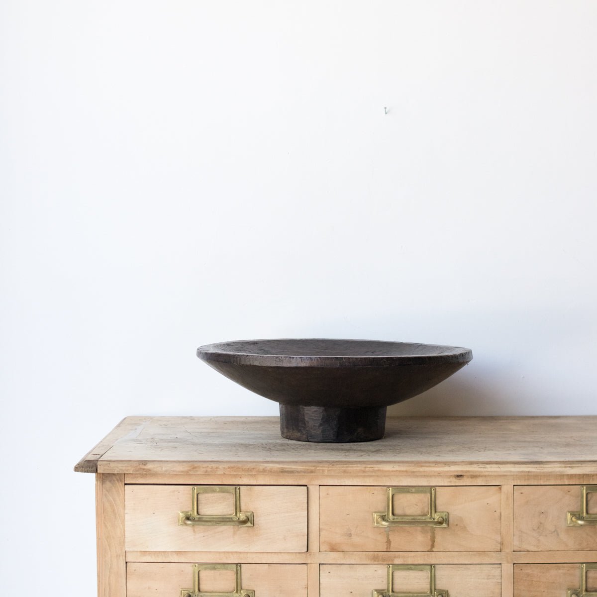 Grand bol en bois primitif