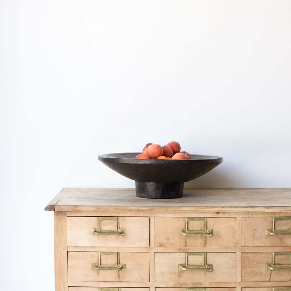 Grand bol en bois primitif