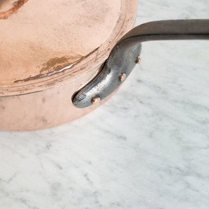 Grande saucière en cuivre avec couvercle