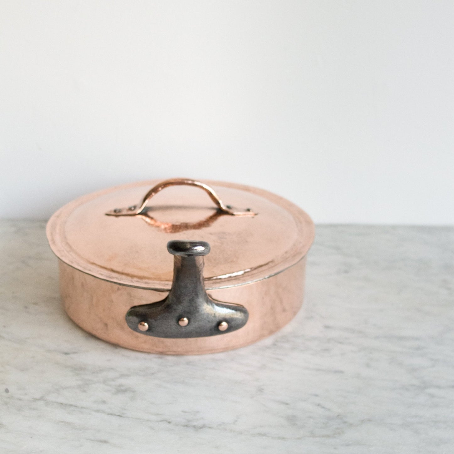 Grande saucière en cuivre avec couvercle