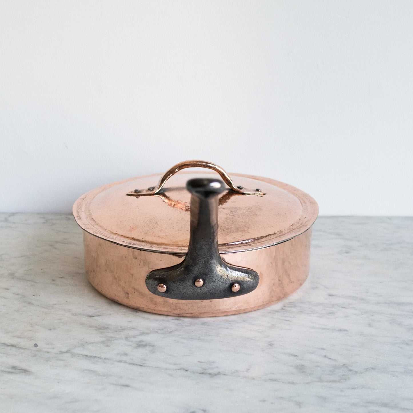 Grande saucière en cuivre avec couvercle