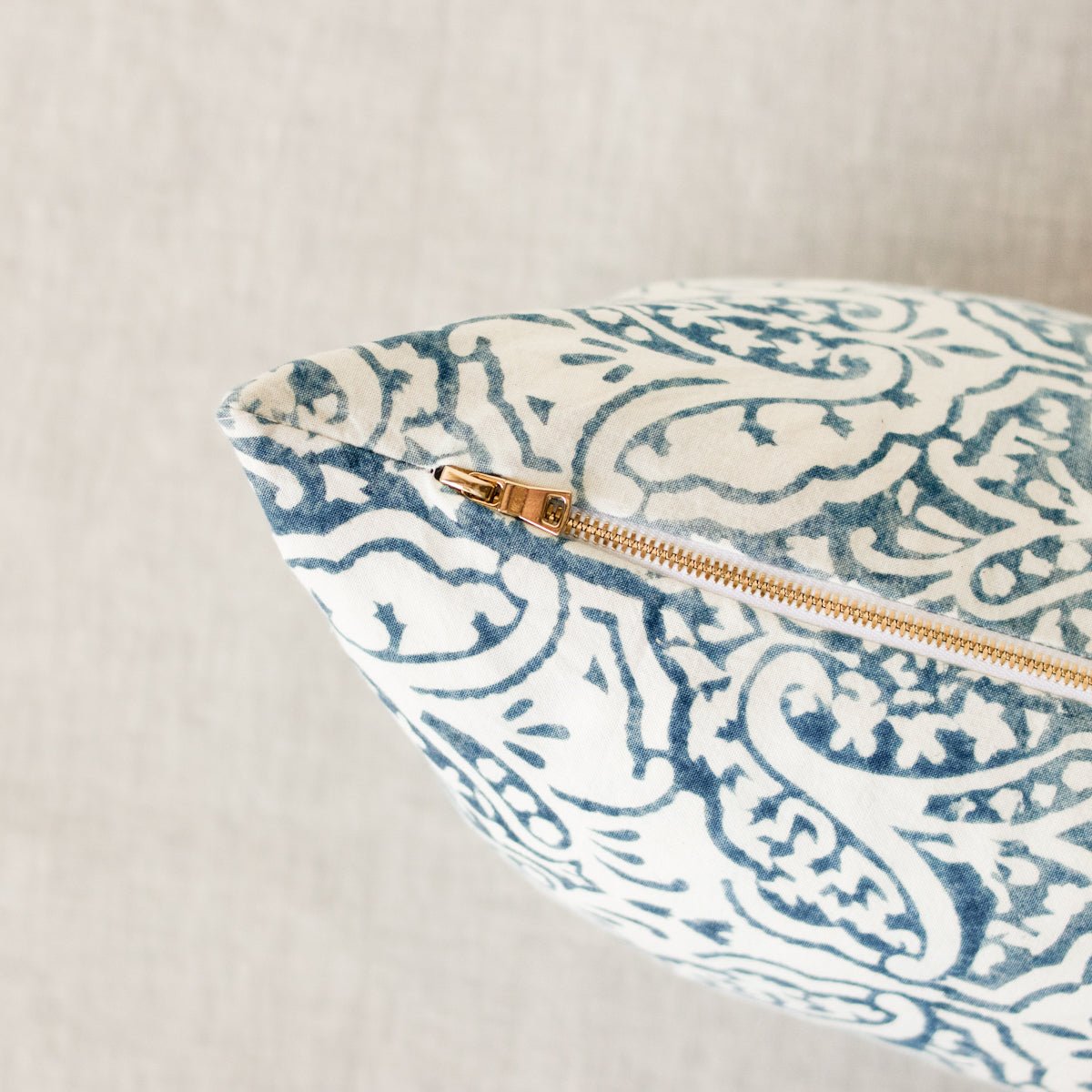 Housse de coussin imprimée en édition limitée | Dominique Indigo