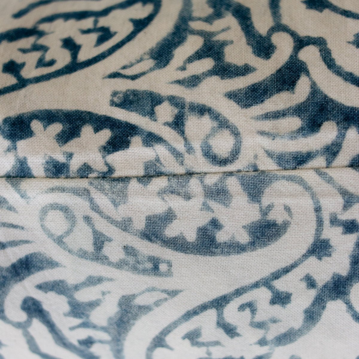 Housse de coussin imprimée en édition limitée | Dominique Indigo