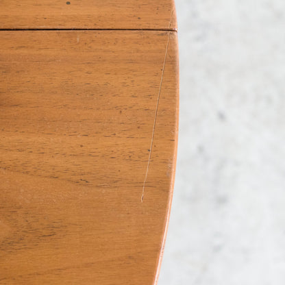 Table Louis XVI avec accents en laiton