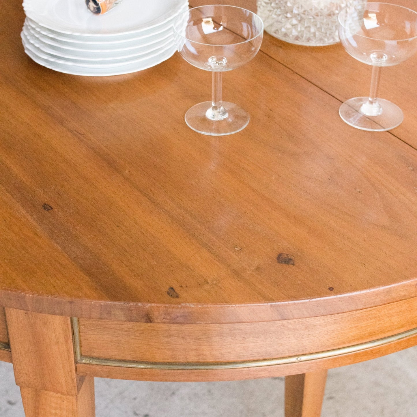 Table Louis XVI avec accents en laiton