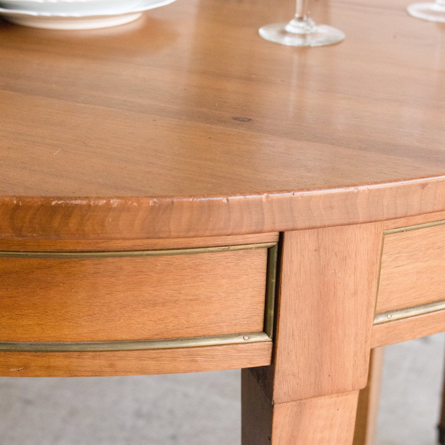 Table Louis XVI avec accents en laiton