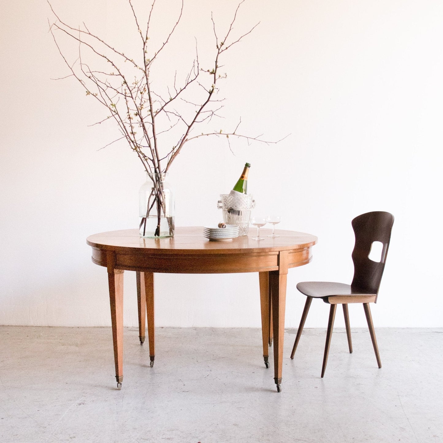 Table Louis XVI avec accents en laiton
