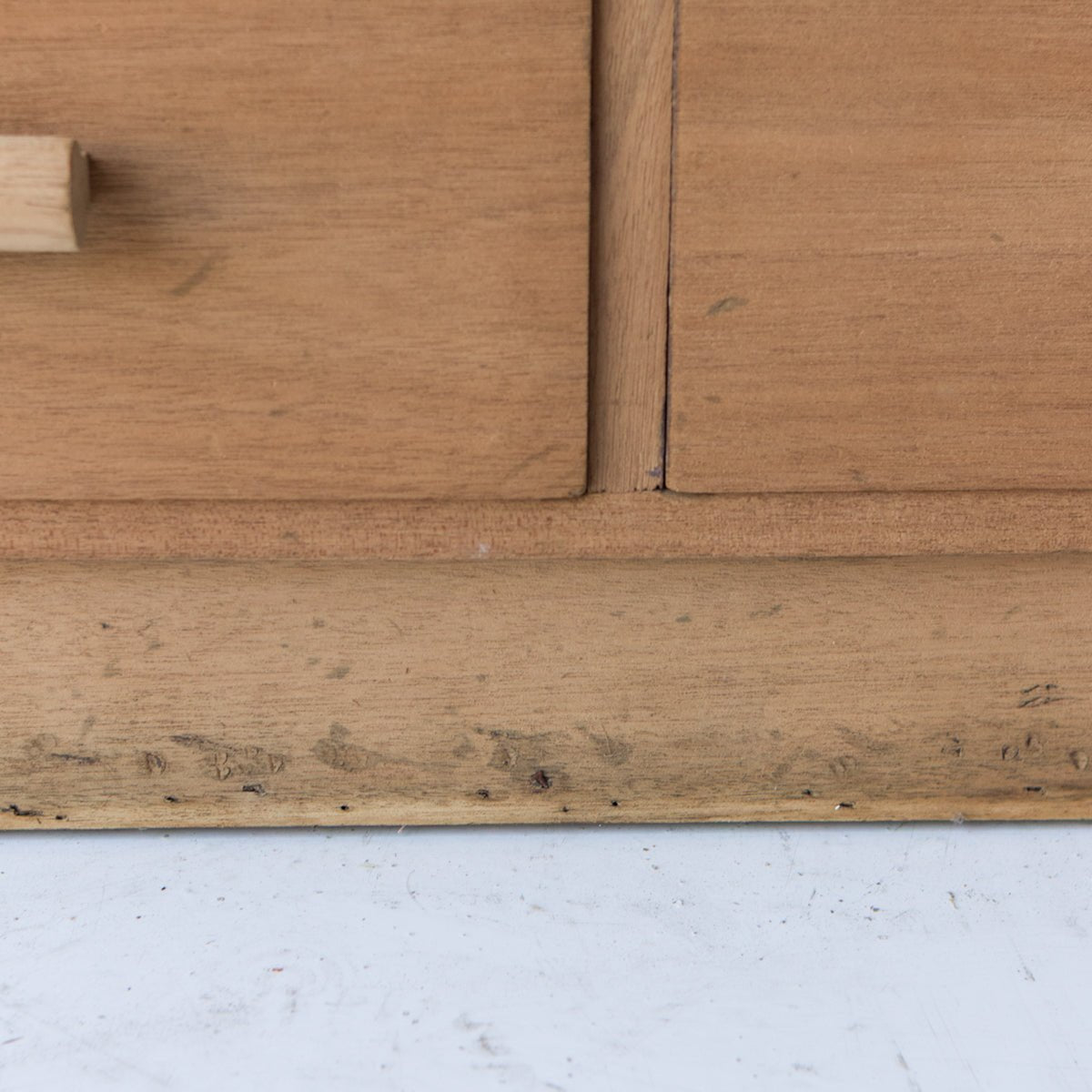 Commode du milieu du siècle avec planches à pain