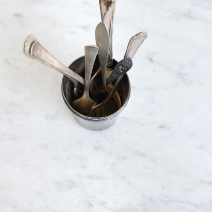 Coupe de baptême monogrammée avec collection d'argenterie ancienne