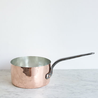 Pot en cuivre monogrammé