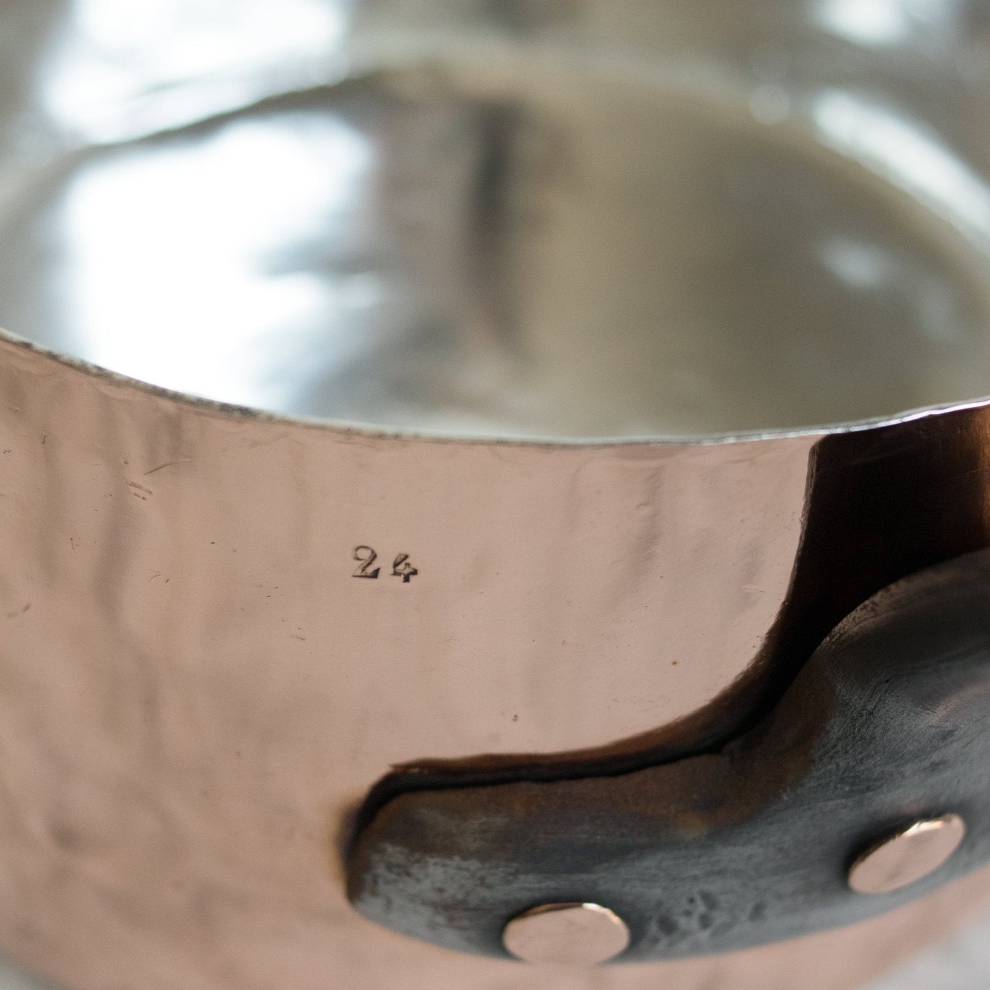 Pot en cuivre monogrammé
