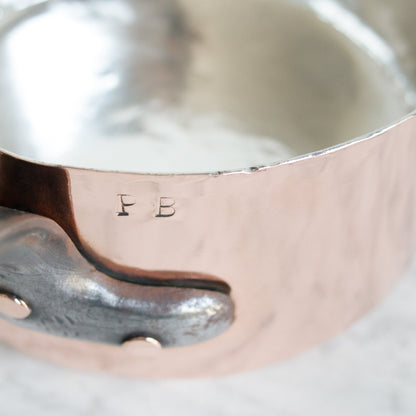 Pot en cuivre monogrammé