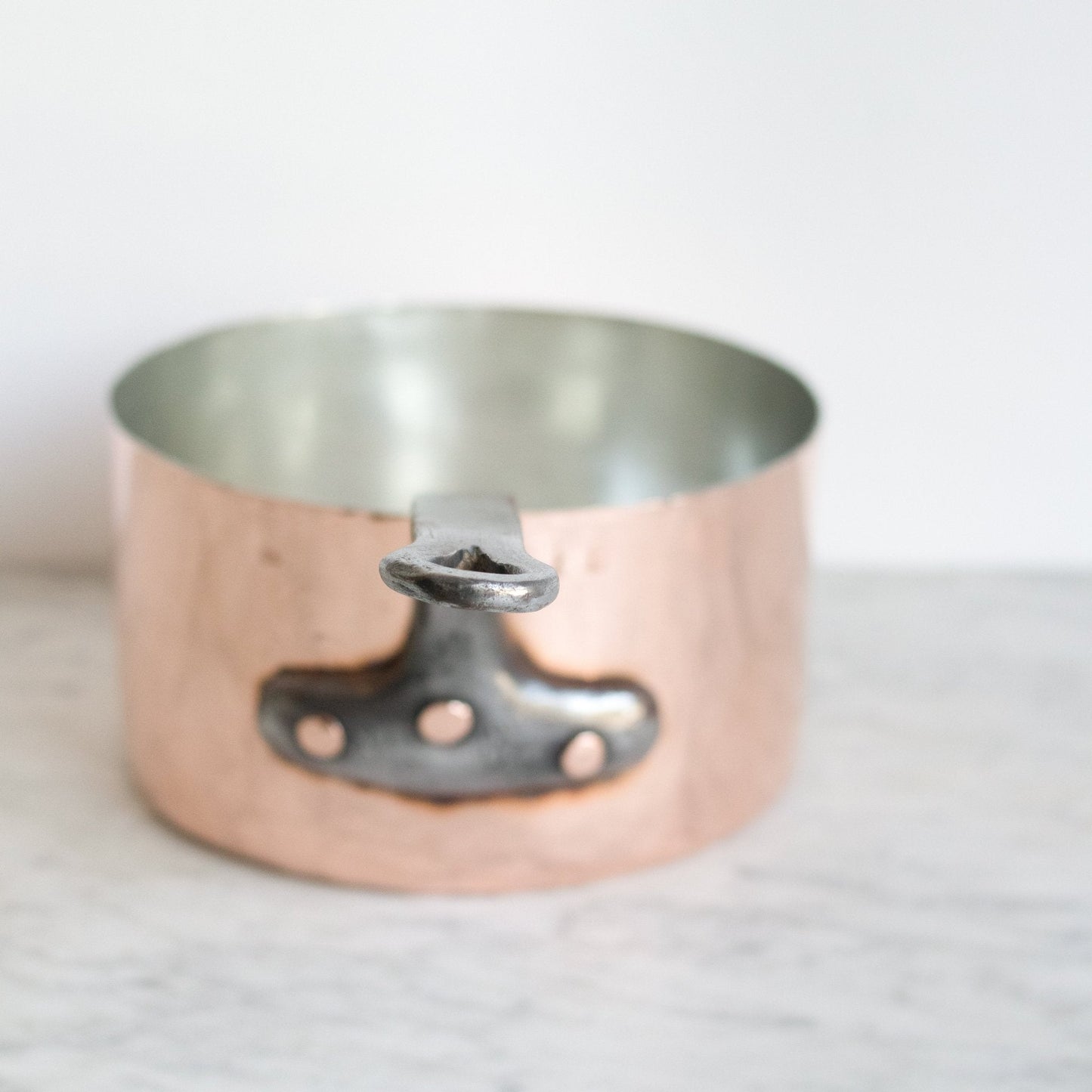 Pot en cuivre monogrammé