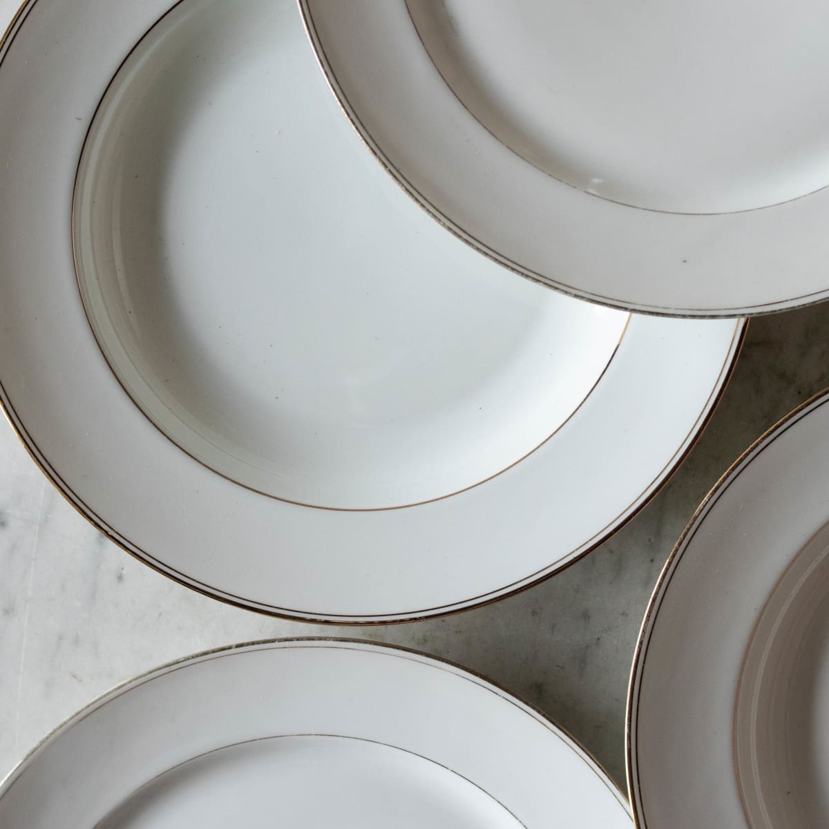 Service de 4 assiettes en porcelaine à bord doré, Not Your Grandma's Gold Rim