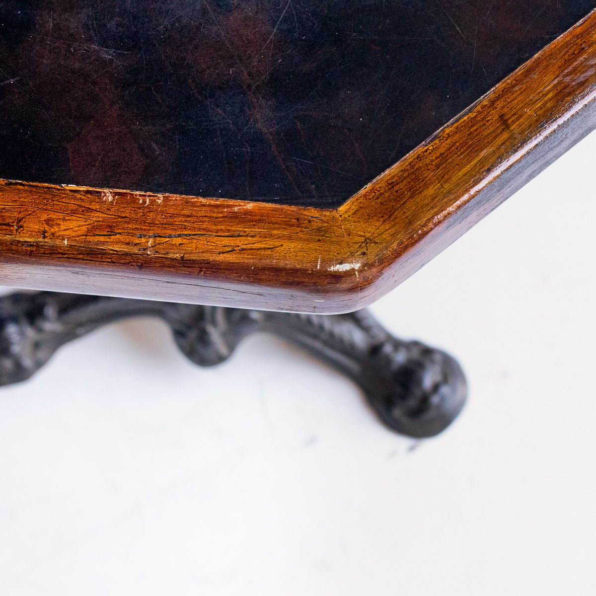 Paire de petites tables de bistrot