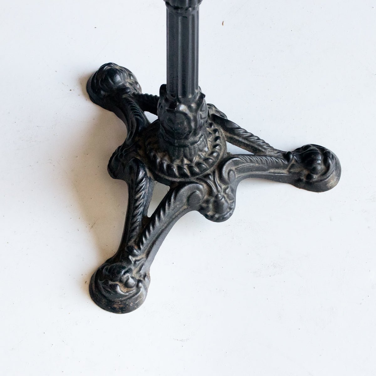 Paire de petites tables de bistrot
