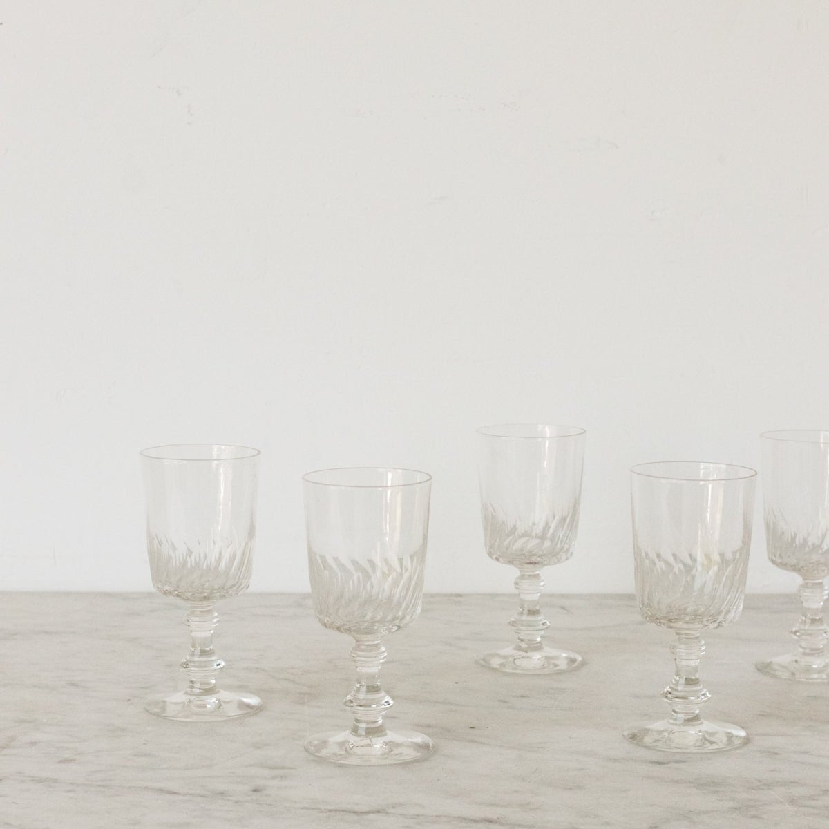Ensemble de 8 verres à vin en verre taillé de petite taille