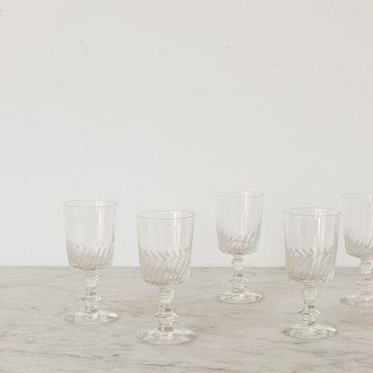 Ensemble de 8 verres à vin en verre taillé de petite taille