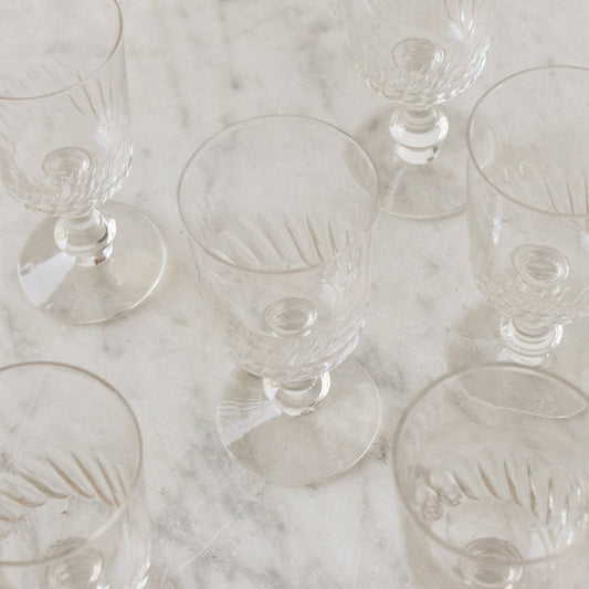 Ensemble de 8 verres à vin en verre taillé de petite taille