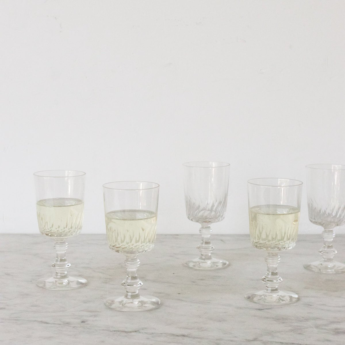 Ensemble de 8 verres à vin en verre taillé de petite taille