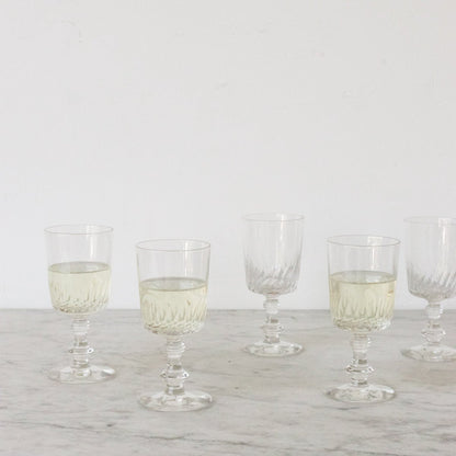 Ensemble de 8 verres à vin en verre taillé de petite taille