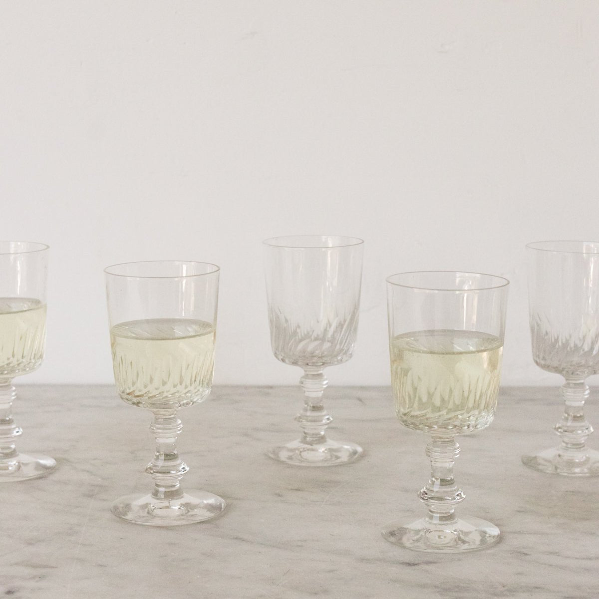 Ensemble de 8 verres à vin en verre taillé de petite taille