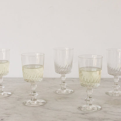 Ensemble de 8 verres à vin en verre taillé de petite taille