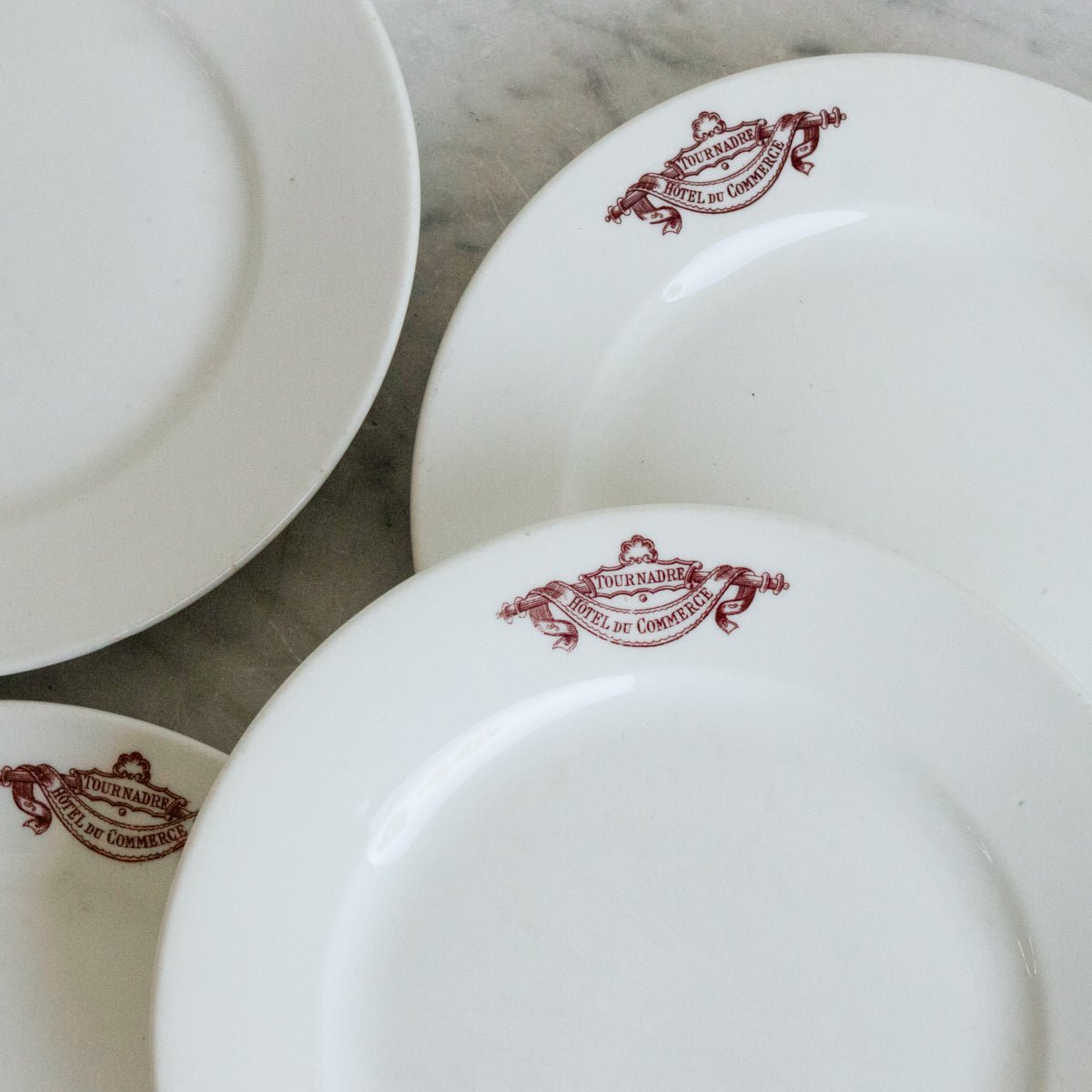 Lot de 7 assiettes en porcelaine de l'hôtel Place Tournadre
