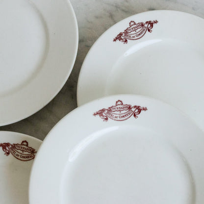 Lot de 7 assiettes en porcelaine de l'hôtel Place Tournadre