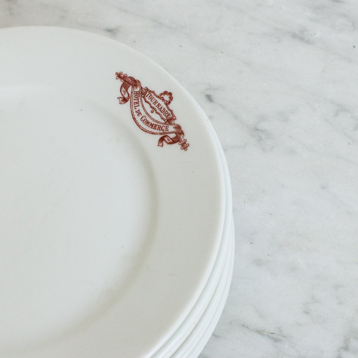 Lot de 7 assiettes en porcelaine de l'hôtel Place Tournadre