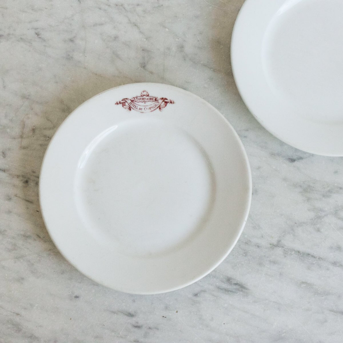 Lot de 7 assiettes en porcelaine de l'hôtel Place Tournadre