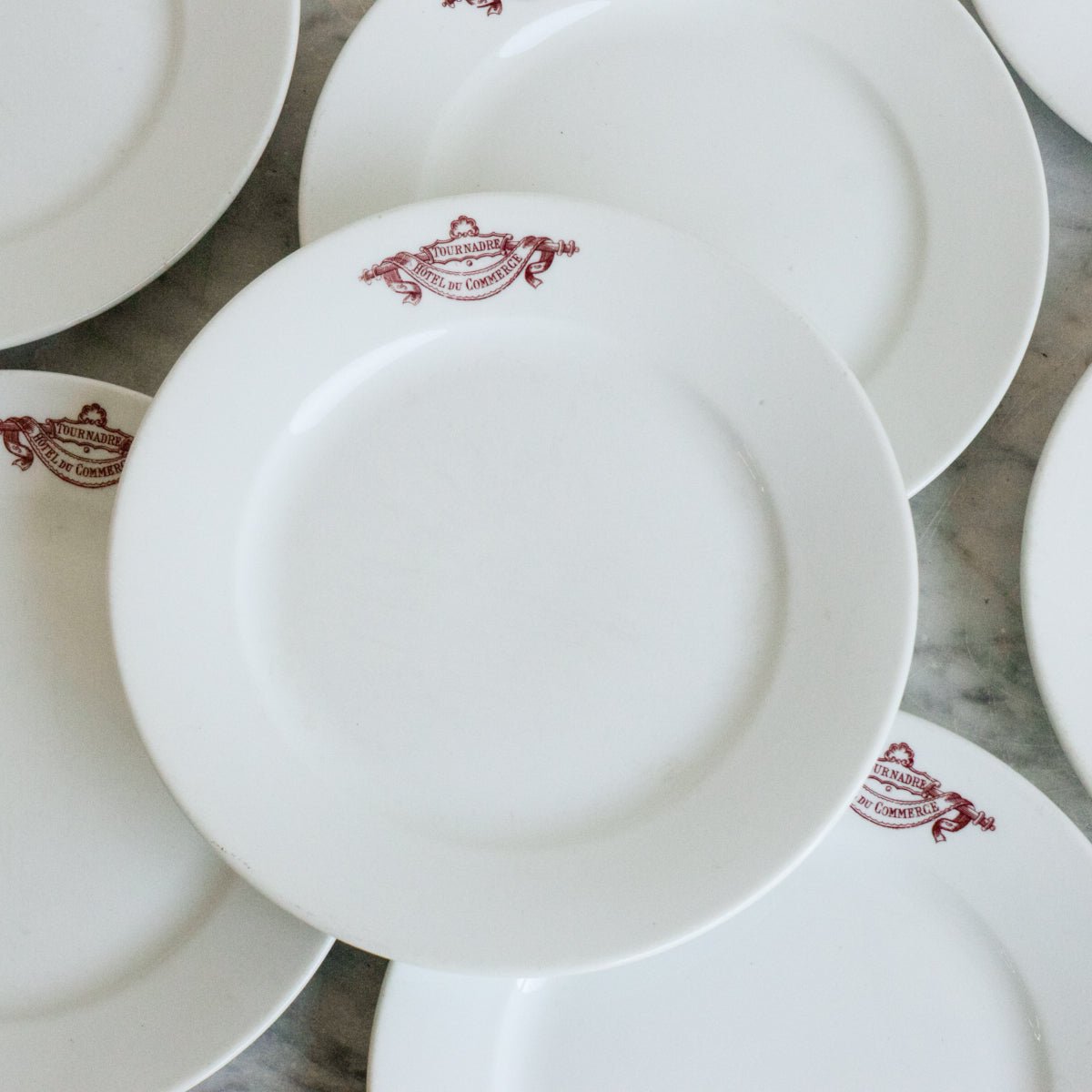 Lot de 7 assiettes en porcelaine de l'hôtel Place Tournadre