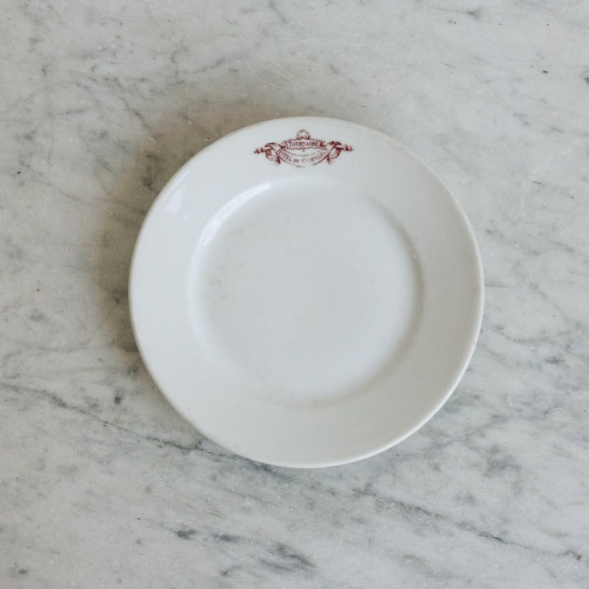 Lot de 7 assiettes en porcelaine de l'hôtel Place Tournadre