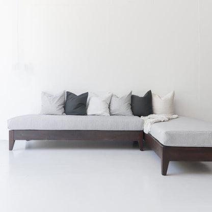Chaise longue marocaine en bois recyclé avec coussin en coutil | Échantillon de sol