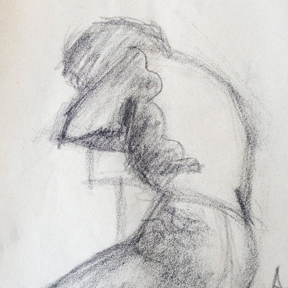 Dessin au fusain d'une figure assise